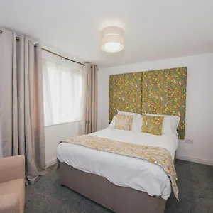 River Court By Payman Club Apartment